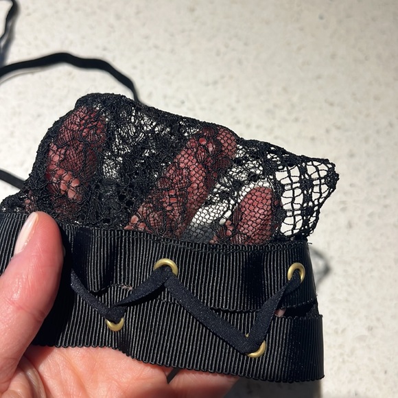 Lace bra and panty set strap eyelet detail - Picture 3 of 5